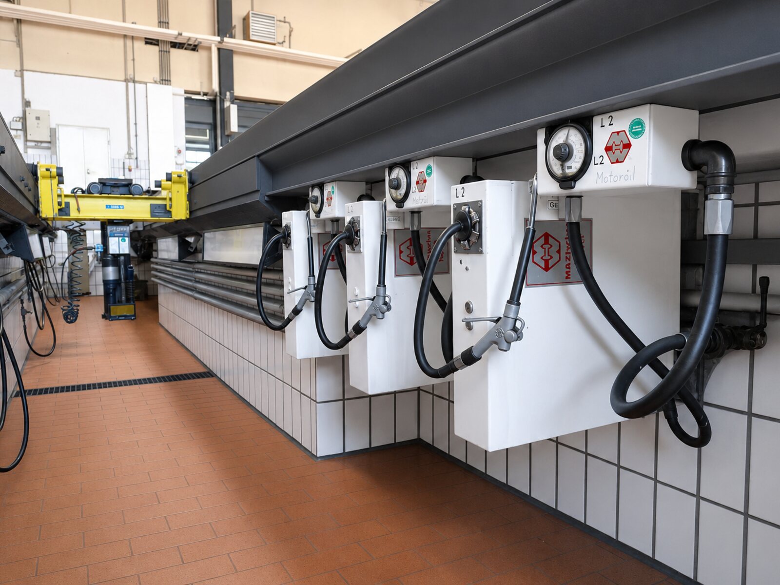 Digital aufbereitete Darstellung der zentralen Ölversorgung in einer Werkstattgrube der Gewerbehalle